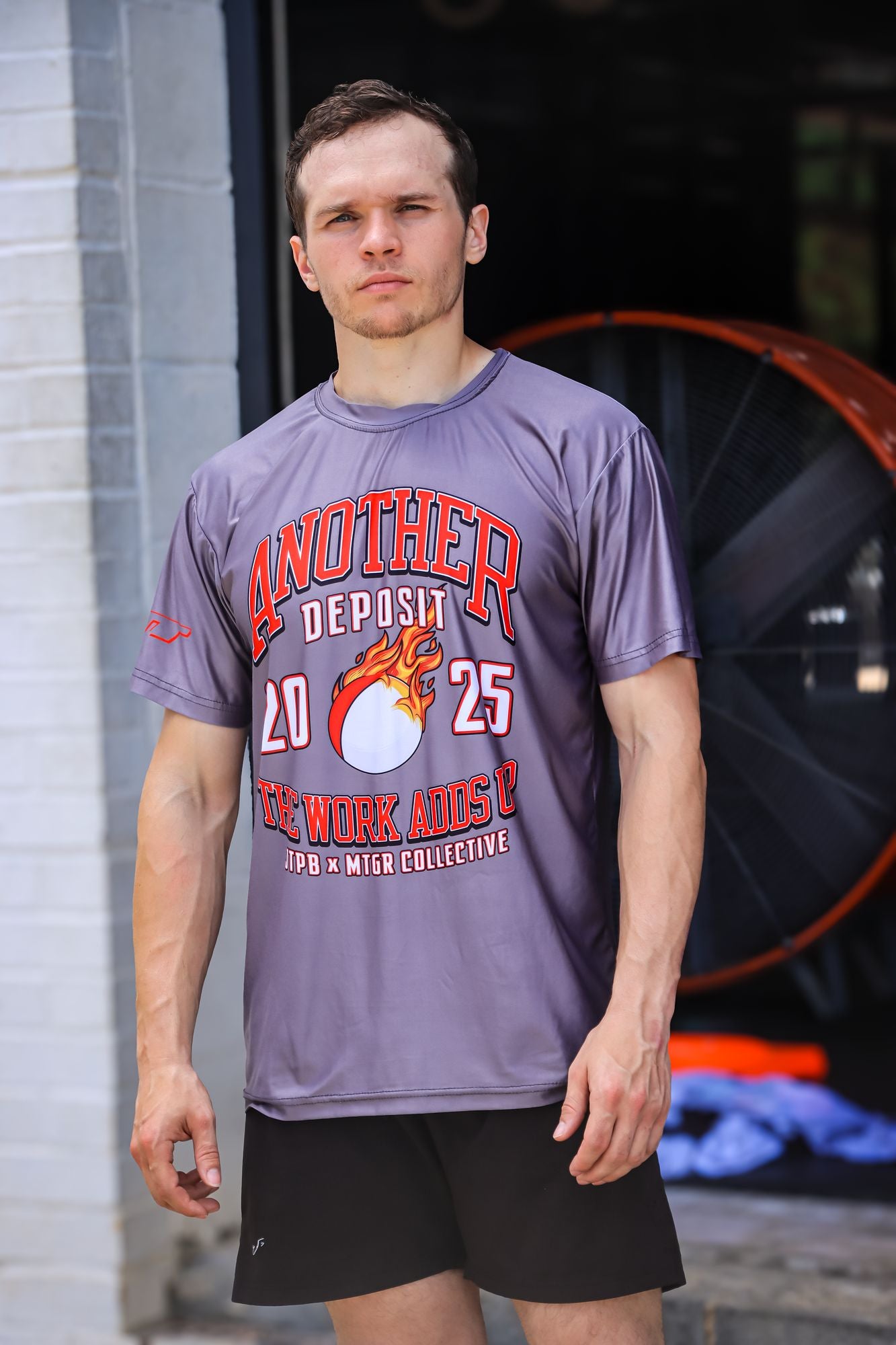 T-shirt extensible et doux MTGR Another Deposit Varsity