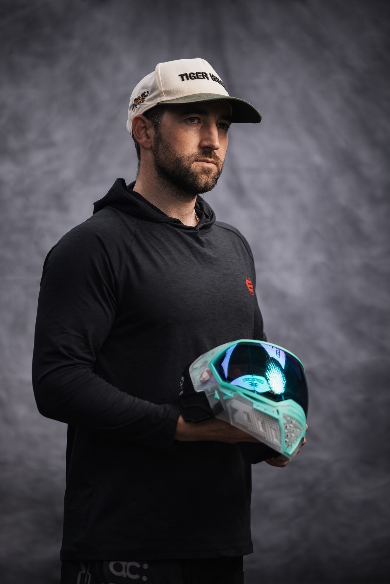 Sudadera con capucha Empire Venture Breeze - Negra con logotipo rojo