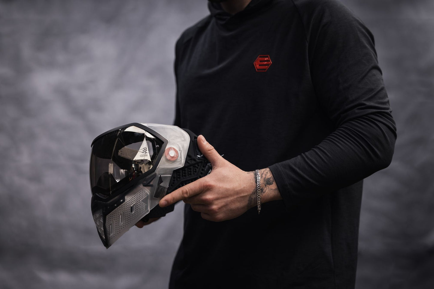 Sudadera con capucha Empire Venture Breeze - Negra con logotipo rojo