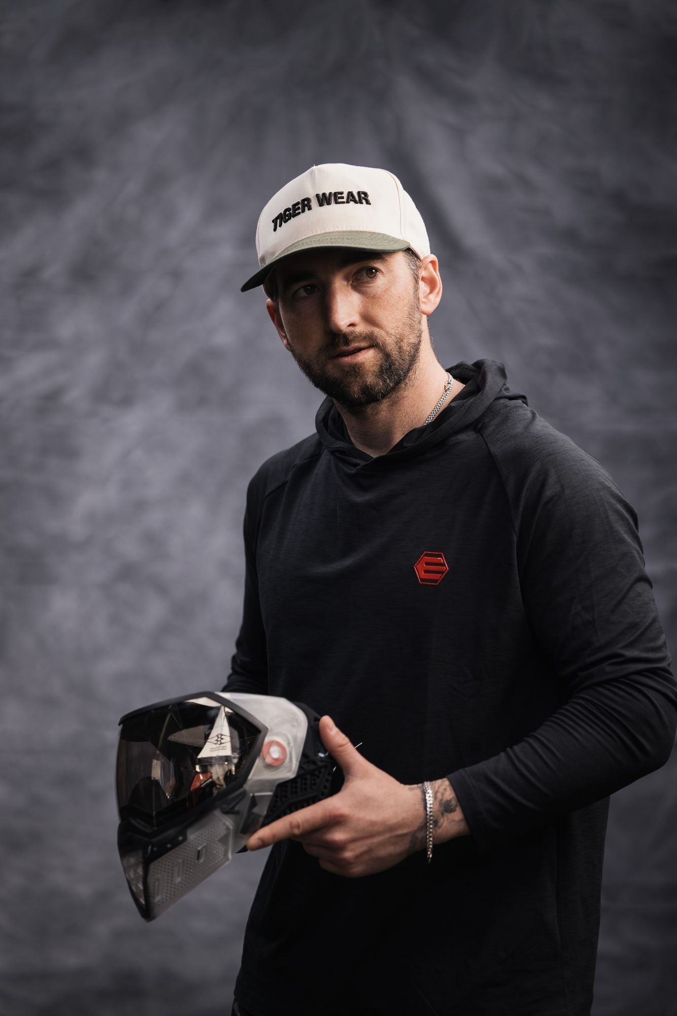 Sudadera con capucha Empire Venture Breeze - Negra con logotipo rojo